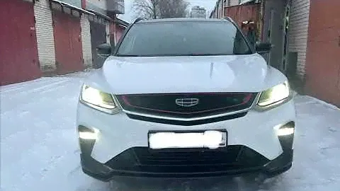 Работа накладок ДХО с динамическими поворотниками на Geely Coolray