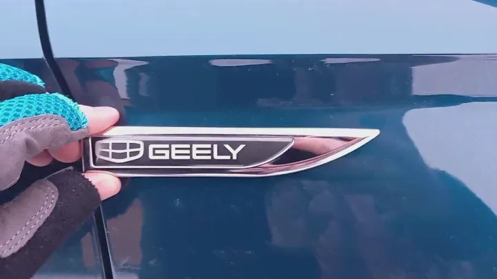 Логотип Geely на крыле из нержавеющей стали