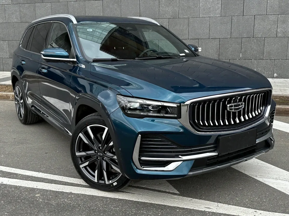 Купить Geely Monjaro Изумруд 2023, Темный салон в Сочи-0